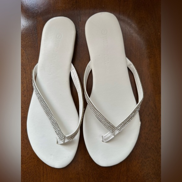 White Rhinestone Sandals Size 7 Glam Flip Flops Summer Party Shoes. - Picture 2 of 7